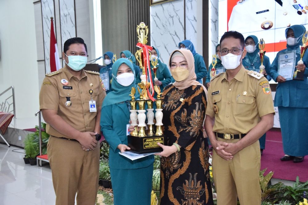 TP PKK KEMBALI MERAIH PENGAHARGAAN ATAS JUARA UMUM PELAKSANA TERBAIK 10 PROGRAM POKOK PKK TAHUN 2022