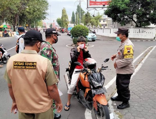 Kegiatan Operasi PPKM Mikro di Alun-alun Satya Negara Sukoharjo