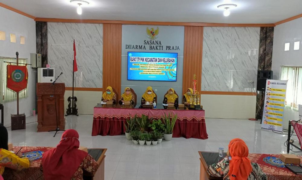 Sosialisasi Etika Berbusana dan Pemanfaatan Media Komunikasi Online bagi Kader PKK