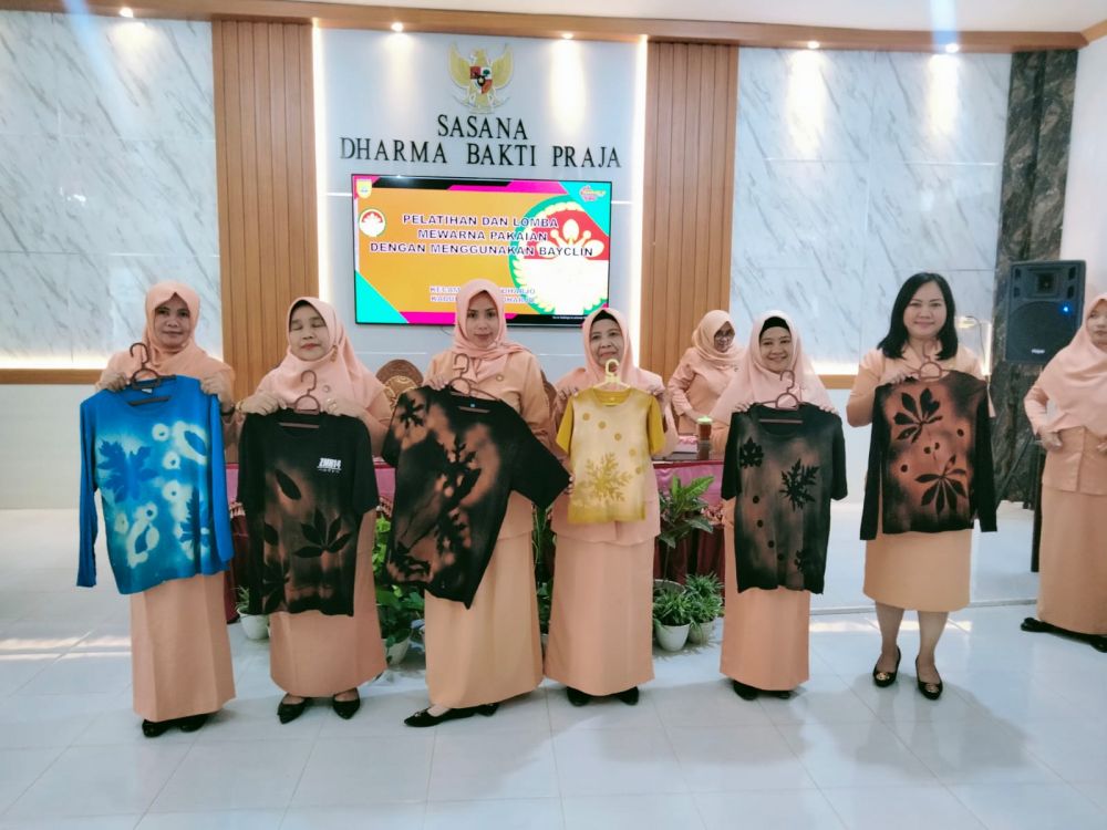 Pertemuan DWP Kecamatan Sukoharjo, diisi Kegiatan Pelatihan dan Lomba Mewarnai Baju