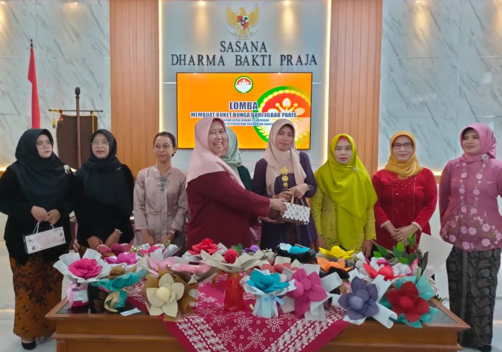 DWP Kecamatan Sukoharjo Adakan Pelatihan Membuat Buket Bunga dari Jilbab Paris