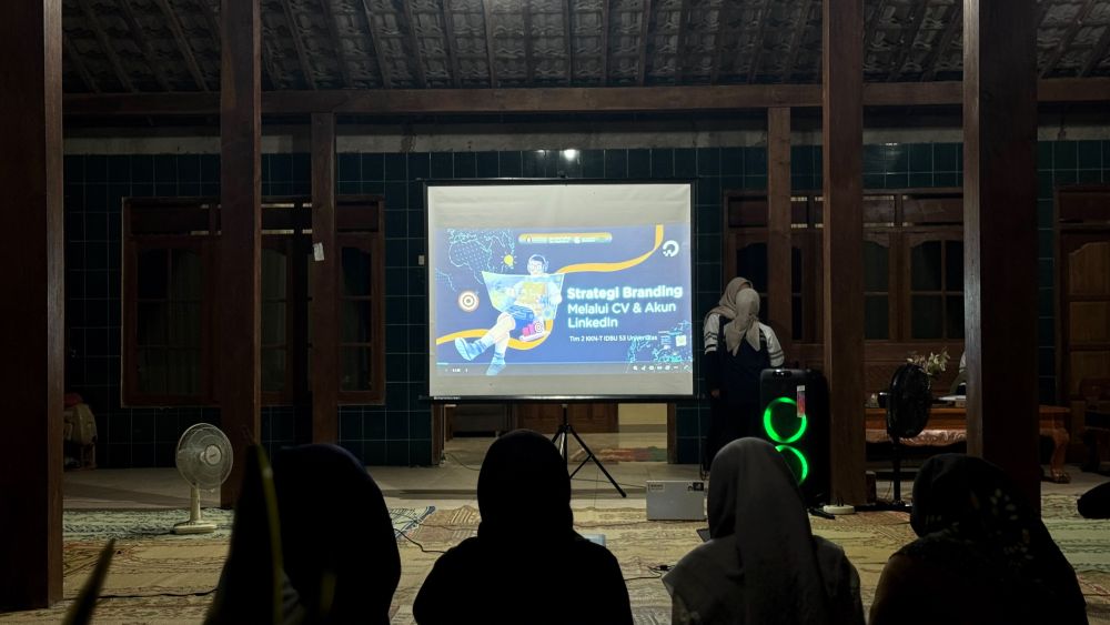 Dorong SDM Siap Kerja, Mahasiswa KKN-T IDBU 53 UNDIP Kenalkan Strategi Branding melalui CV dan LinkedIn Guna Mendukung SDGs 8 di Kelurahan Sukoharjo