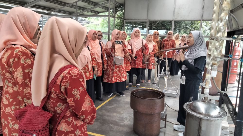 Peningkatan Kapasitas Anggota DWP Kecamatan Sukoharjo di Rumah Atsiri Tawangmangu