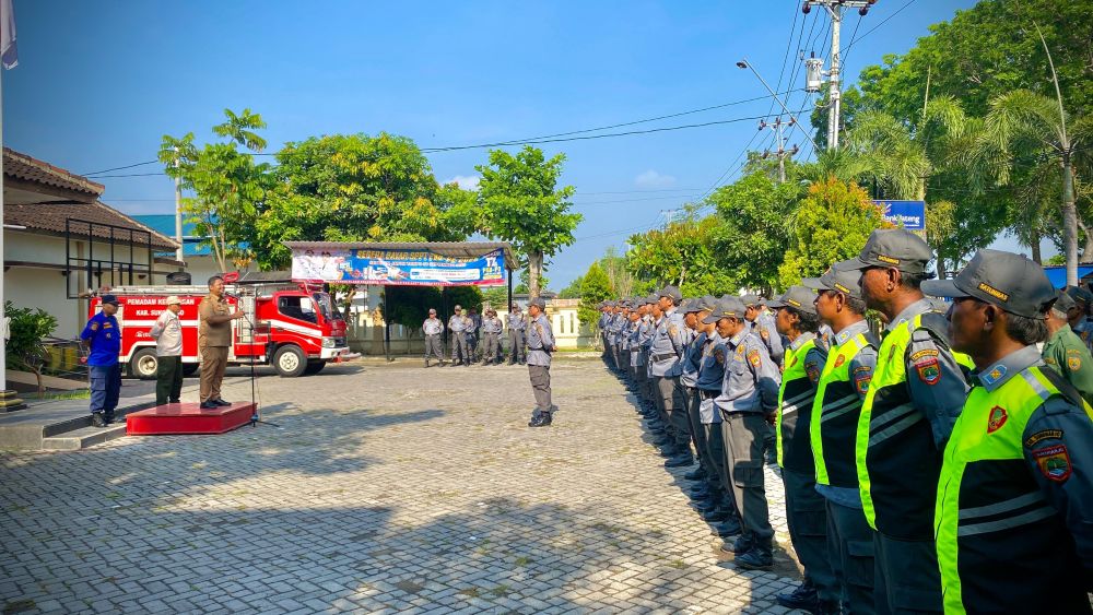 Satlinmas Kecamatan Sukoharjo Ikuti Pelatihan Pemadaman Api dan Penggunaan Chainsaw